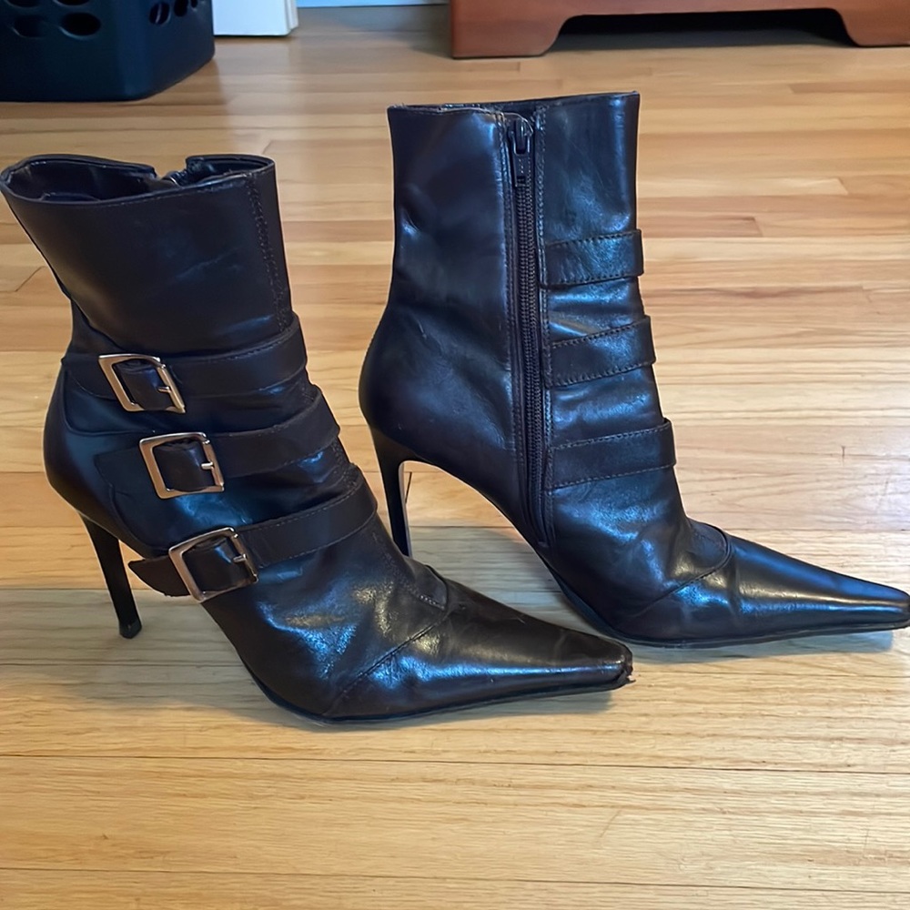 Type Z Size 7 brown leather boots with 3 buckles